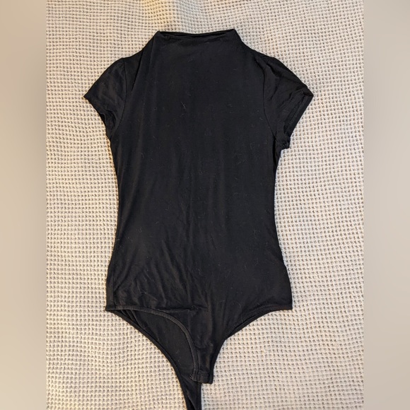 Short Sleeve Bodysuit - Small ๐ค - Picture 4 of 6